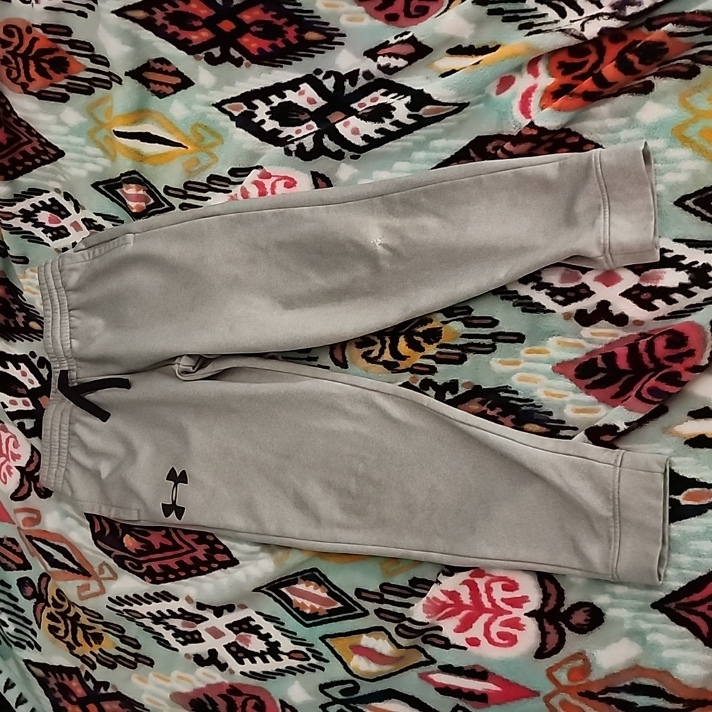 Boys youth size M gray and black Under Armour sweatpants